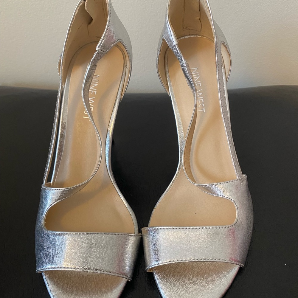 Nine West Simplistic Silver Leather Sandal - Size 6.5